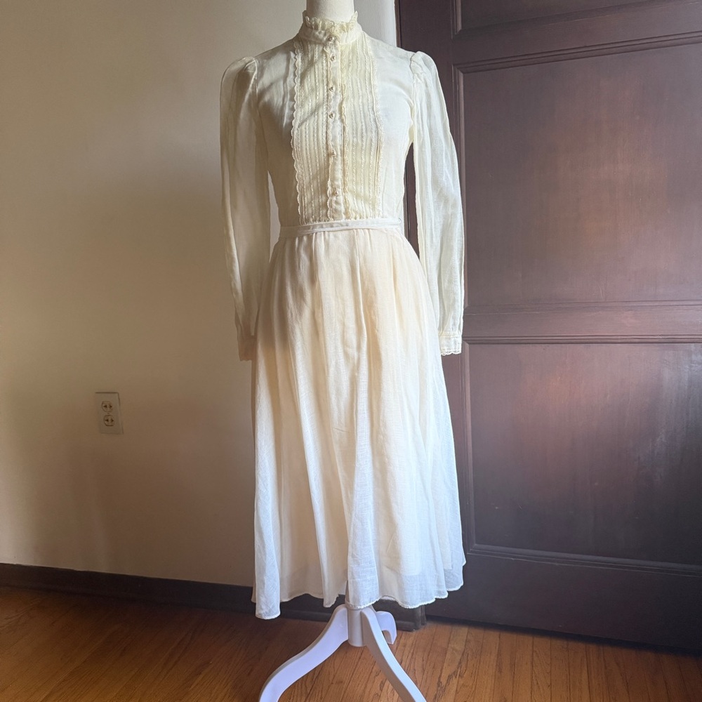 1970s Vintage Cream Cotton Victorian-inspired prairie-style wedding gown Small